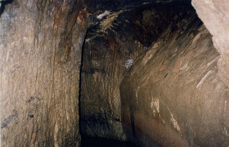 25-07.jpg - Le passage non enduit,  joignant les deux conduits...