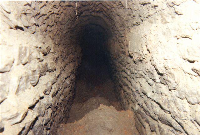 4-10.jpg - A l'intérieur de l'aqueduc. Photo JCL.
