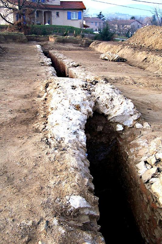41-01.jpg - En décembre 2006, en préalable  à la construction d'un lotissement, une fouille eut lieu chemin de l'Orémus à l'initiative de l'INRAP, dirigée  par C. Coquidé.